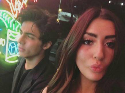 शाहरुख खान के बेटे आर्यन खान के साथ एक विदेशी लड़की आयी नजर