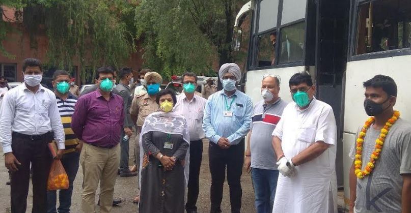 ਪ੍ਰਵਾਸੀ ਮਜ਼ਦੂਰਾਂ ਦਾ ਹੁਸ਼ਿਆਰਪੁਰ ਪਹੁੰਚਣ `ਤੇ ਉਦਯੋਗ ਮੰਤਰੀ ਨੇ ਕੀਤਾ ਸਵਾਗਤ