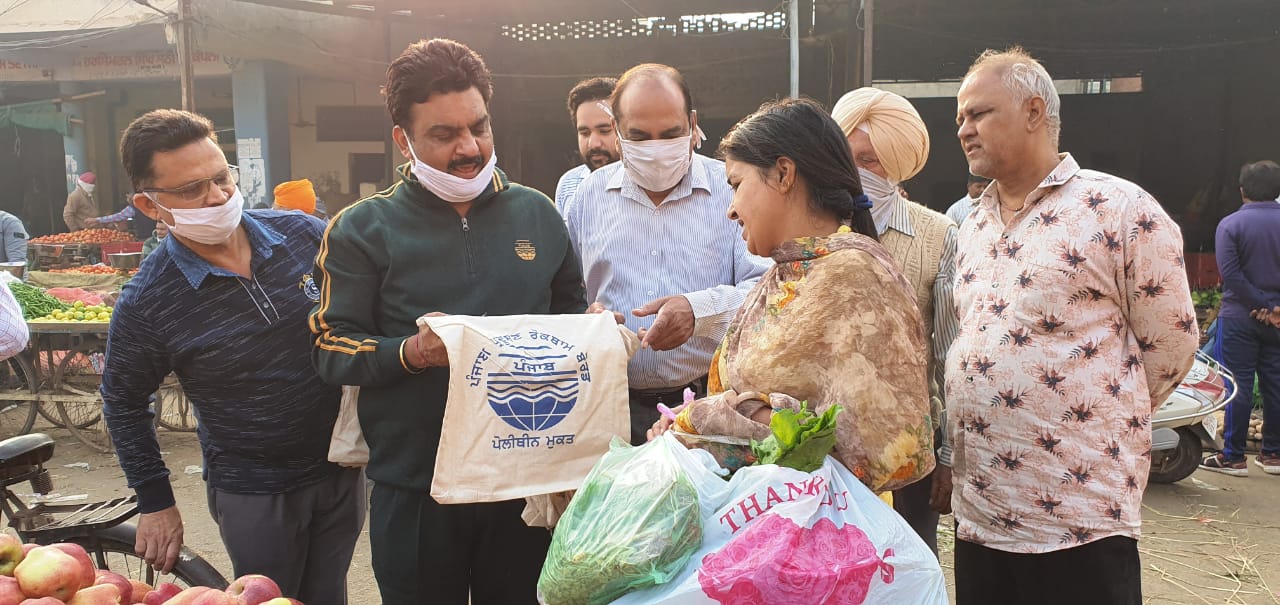 ਪੰਜਾਬ ਪ੍ਰਦੂਸ਼ਣ ਰੋਕਥਾਮ ਬੋਰਡ ਵੱਲੋਂ ਪਲਾਸਟਿਕ ਦੀ ਵਰਤੋਂ ਘਟਾਉਣ ਦਾ ਉਪਰਾਲਾ ; ਲੋਕਾਂ ਨੂੰ ਵੰਡੇ ਕੱਪੜੇ ਦੇ ਬਣੇ ਥੈਲੇ