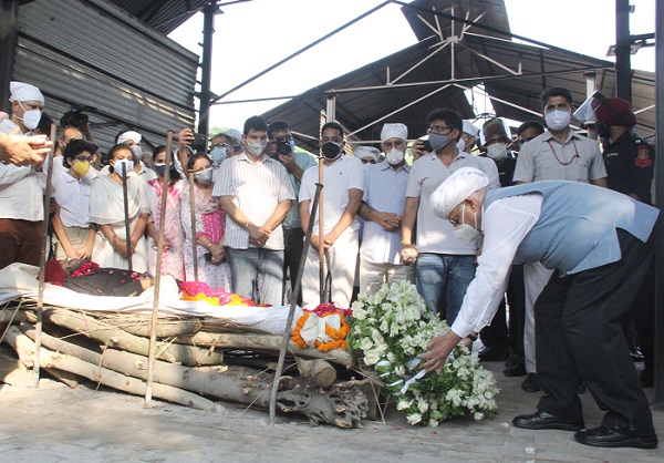 ਮਹਾਨ ਅਥਲੀਟ ਮਿਲਖਾ ਸਿੰਘ ਦਾ ਸਸਕਾਰ ; ਪੰਜਾਬ ਦੇ ਰਾਜਪਾਲ ਵੀ.ਪੀ. ਸਿੰਘ ਬਦਨੌਰ  ਤੇ ਕੇਂਦਰੀ ਖੇਡ ਰਾਜ ਮੰਤਰੀ ਕਿਰੇਨ ਰਿਜੀਜੂ ਨੇ ਵੀ ਦਿੱਤੀ ਸ਼ਰਧਾਂਜਲੀ