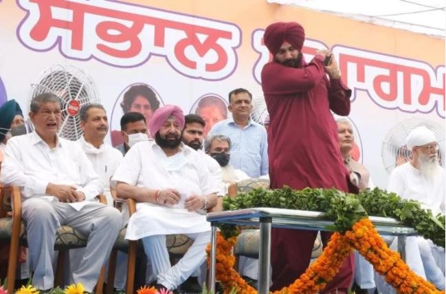 पंजाब कांग्रेस के कैप्टन ; सिद्धू ने मंच पर मारा शॉट, अमरिंदर ने दी सीख