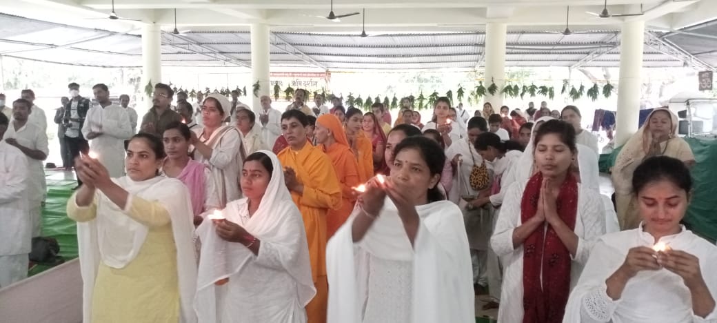 हजारों श्रद्धालु भक्तों ने पूजा अर्चना कर मनाई गुरुपूर्णिमा