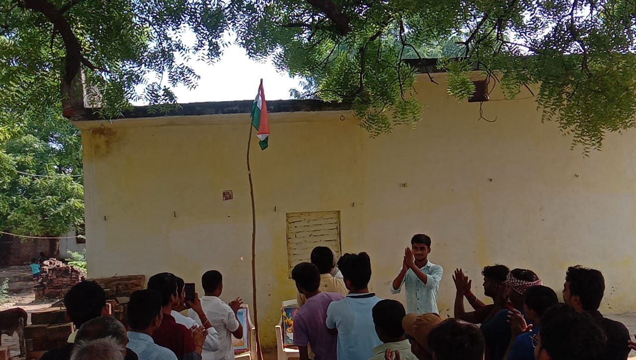 अखिल भारतीय विद्यार्थी परिषद नगर गुरसराय के कार्यकर्ताओं द्वारा चलाया गया एक गांव एक तिरंगा एक कार्यकर्ता अभियान
