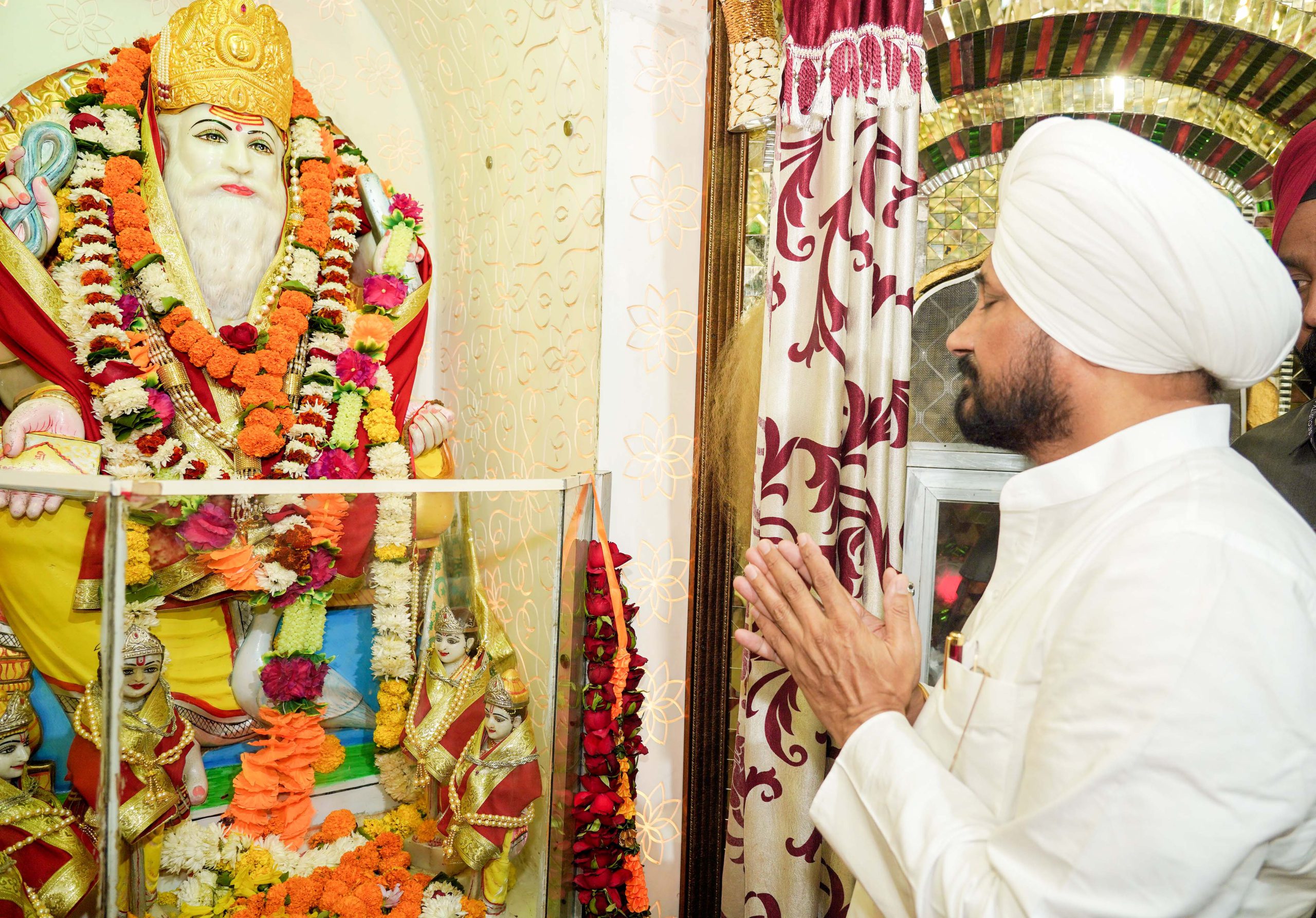 मुख्यमंत्री चन्नी ने पंजाब की शान बहाल करने की वचनबद्धता दोहराई, विश्वकर्मा पूजा उत्सव मौके विश्वकर्मा मंदिर में हुए नतमस्तक