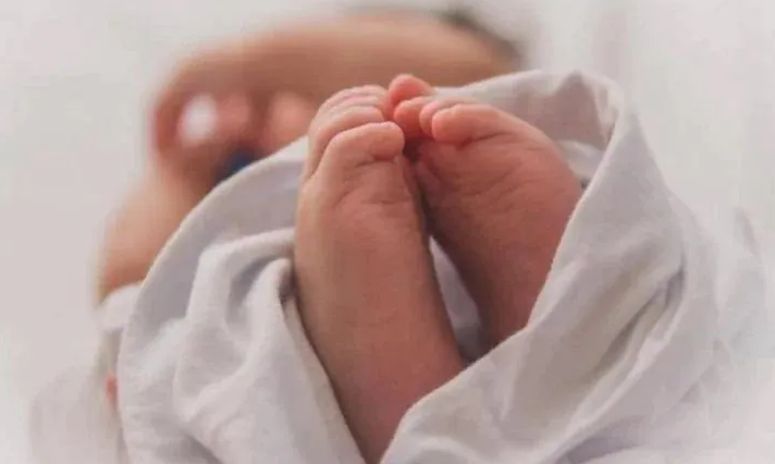 पार्क में दिया महिला ने बच्चे को जन्म, प्रशासन पर मरीज़ों की देखभाल न करने का आरोप