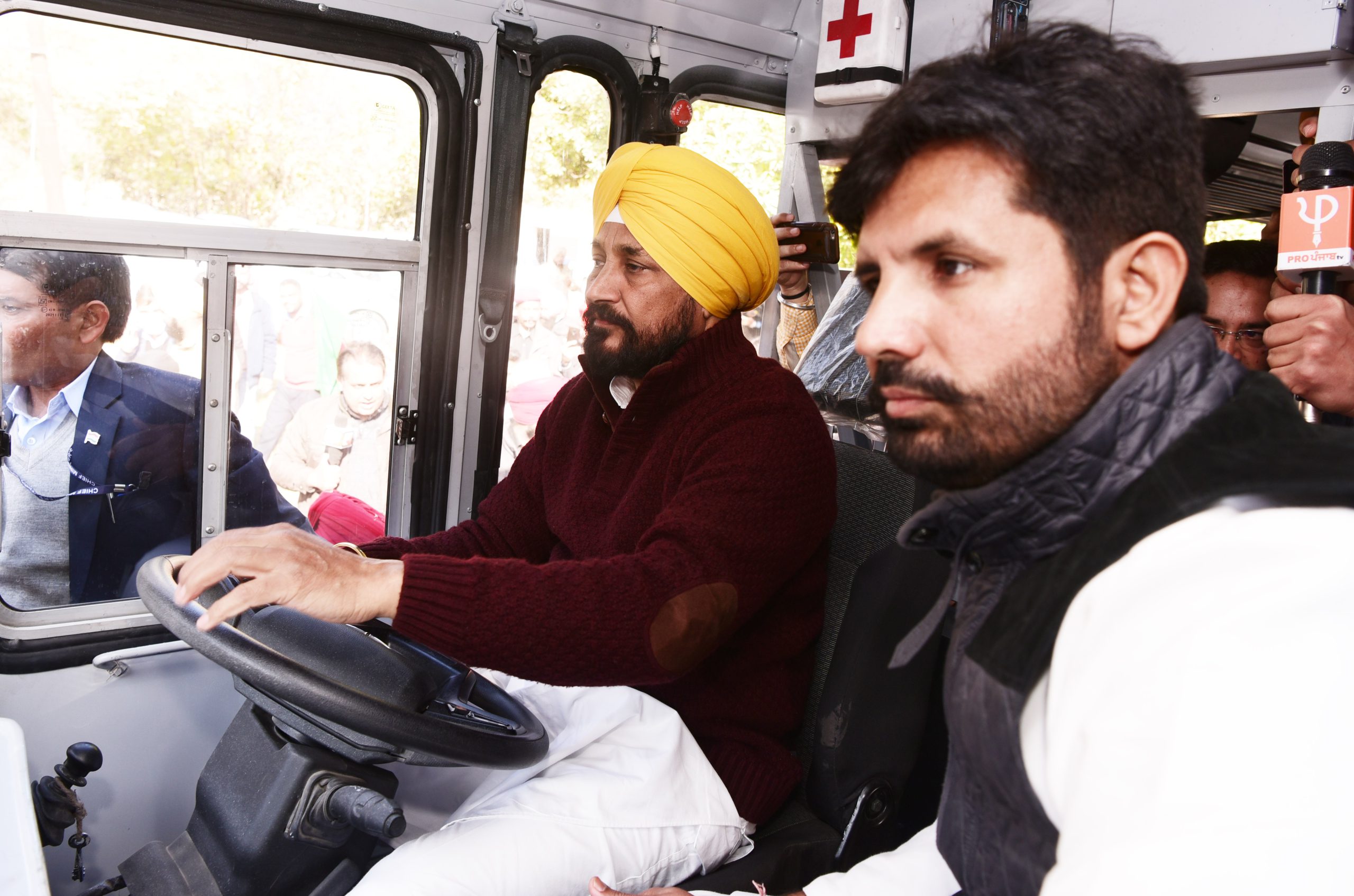 मुख्यमंत्री चन्नी ने स्वयं बस चलाकर नई पीआरटीसी और पनबस बसों को किया रवाना