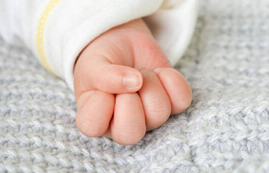 नवजात बच्चे को लिफ़ाफ़े में डाल कर फेंका, ठंड कारण हुई मौत