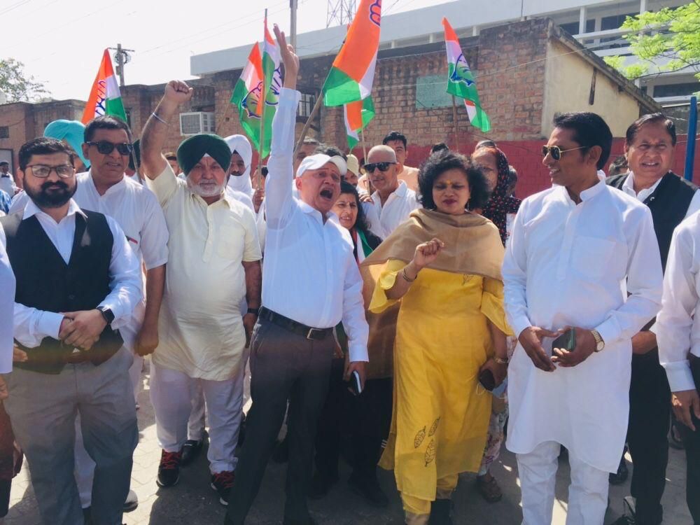 बढ़ती महंगाई पर कांग्रेस ने फिर बोला हल्ला, कहा चुनाव के बाद पेट्रोल-डीजल के दामों से हटा लॉकडाउन – कांग्रेस की ओर से तेल व घरेलू गैस के बढ़ते दामों को लेकर निकाला रोष मार्च