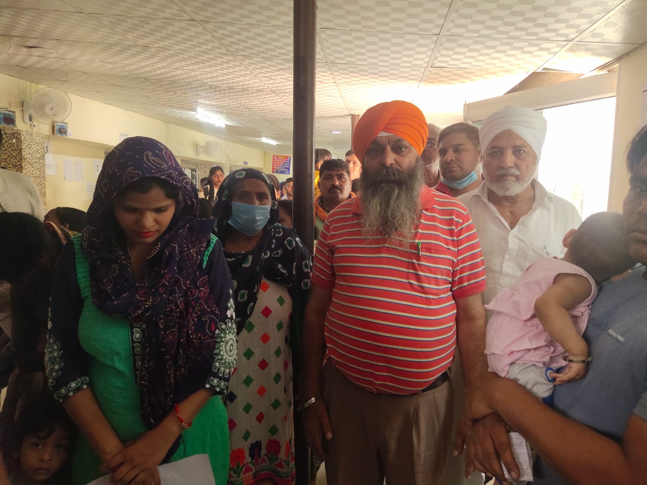 लाहन्त है ऐसी व्यवस्था पर जिसमे 2 महीने का बच्चा भी लाइन में लगे:-ओंकार सिंह