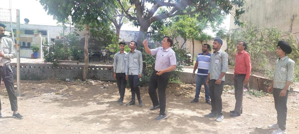 खेलों में रुची रखने वाले विद्यार्थियों की स्कूल प्रिंसिपल प्रदीप शर्मा ने की सराहना