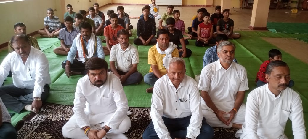 आश्रम में पंचायती चुनाव के उम्मीदवारों का लगा तांता