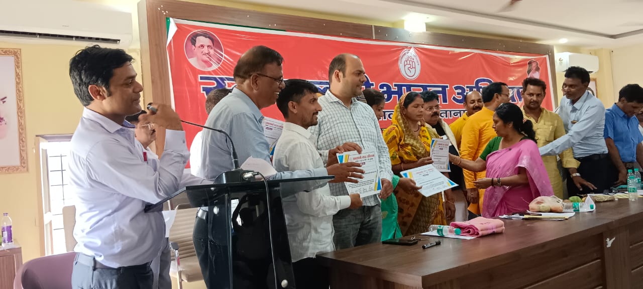 कमाल है…कश्मीरी सेब व थाई अमरुदों के बाग सुल्तानपुर में!