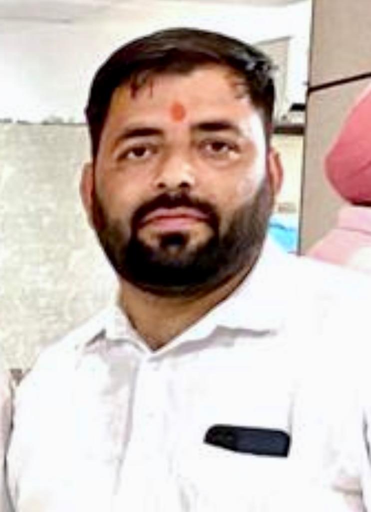 मोनू चावला बोले मानव चौक में पड़े कूड़े को लेकर प्रशासन की सरेआम दिखी लाहप्रवाही  कबाड़ को खाने से 2 गो माता ने तोड़ा दम