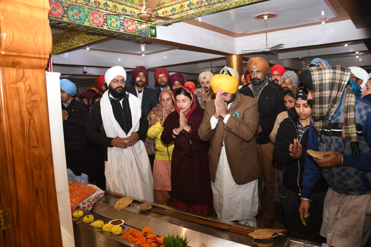 Pays obeisance at Gurudwara Singh Shaheedan Sohana to pray for peace, harmony and progress in the state and prosperity of its people