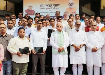 CM Manohar Lal gave away tablets in Faridabad