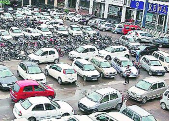 BJP workers submit memorandum to Mayor to provide free parking to shopkeepers