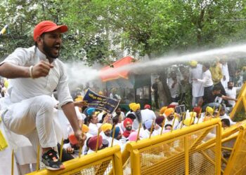 AAP leaders, volunteers face water cannons as they try to cross police barricades