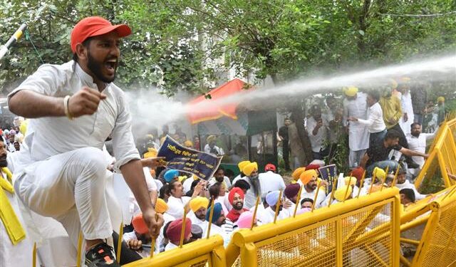 AAP leaders, volunteers face water cannons as they try to cross police barricades