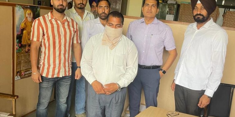 VIGILANCE BUREAU NABS GIRDAWAR FOR DEMANDING BRIBE OF RS.10,000