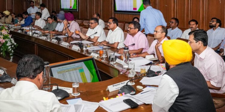 Maximise field visits to redress Grievances of people at grassroots level:CM to DCs