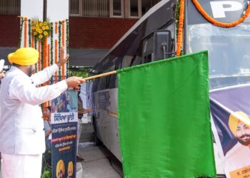 IN ANOTHER REVOLUTION IN EDUCATION SECTOR, CM FLAGS OFF BATCH OF HEADMASTERS FOR EXPERT TRAINING AT IIM, AHMEDABAD