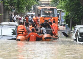 Several key areas flooded in Delhi as city battles flood threat