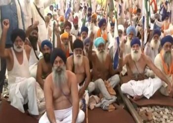 Farmers in Amritsar continue ‘Rail Roko Andolan’ on day 3