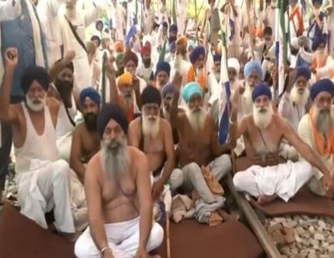Farmers in Amritsar continue ‘Rail Roko Andolan’ on day 3