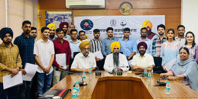 PUNJAB WATER SUPPLY AND SEWERAGE BOARD CHAIRMAN DR. S.S. AHLUWALIA HANDS OVER APPOINTMENT LETTERS TO 21 JEs