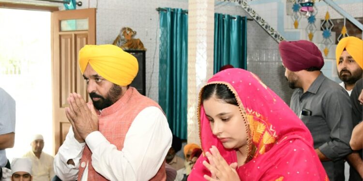 THOUSANDS OF YOUTH CELEBRATE BIRTHDAY OF CM DONATING BLOOD