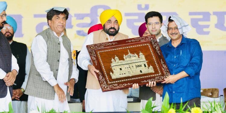 MULTITUDES OF PEOPLE GIVE MASSIVE RESPONSE TO VIKAS KRANTI RALLY OF BHAGWANT MANN AND ARVIND KEJRIWAL