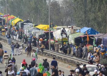 Tear gas was employed by the police as around 200 tractor trolleys gathered at the Punjab-Haryana border in Shambhu on the second day of the ‘Delhi Chalo’ protest. The movement aimed to reach Delhi, and the tractor trolleys added to the growing numbers of participants.