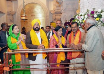 Kejriwal and Mann pay their respects at Ayodhya’s Ram temple.