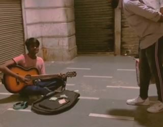 The performance of a man singing B Praak’s soulful track ‘Mann Bharrya’ alongside a street musician has left the crowd in awe at Delhi’s bustling Connaught Place.