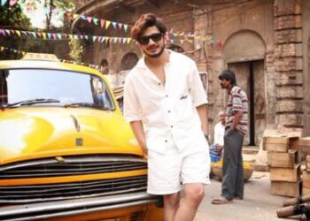 Munawar Faruqui and Hina Khan wrap up their shoot in Kolkata and commemorate the moment with a selfie.