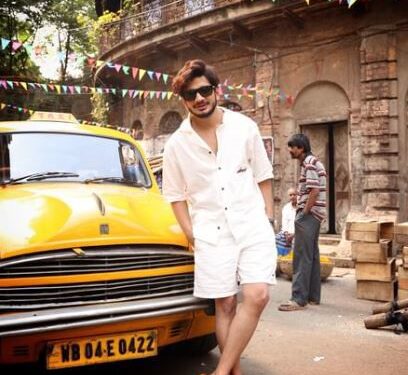 Munawar Faruqui and Hina Khan wrap up their shoot in Kolkata and commemorate the moment with a selfie.