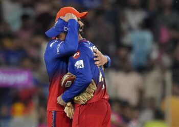 Virat Kohli embraces Dinesh Karthik while the latter is given a guard of honor, suggesting that this could be the veteran’s final performance in the IPL.