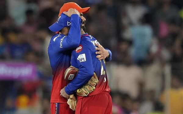 Virat Kohli embraces Dinesh Karthik while the latter is given a guard of honor, suggesting that this could be the veteran’s final performance in the IPL.