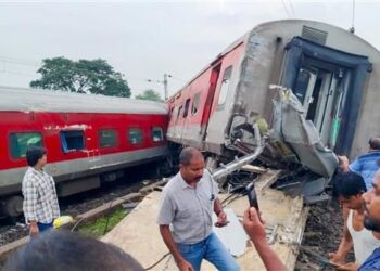 18 coaches of Mumbai-Howrah Mail derailed in Jharkhand