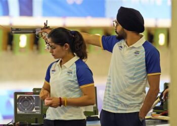 Manu-Sarabjot duo advances to bronze medal round