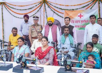 CM HONOURS 15 EMINENT PERSONALITIES WITH STATE AWARD