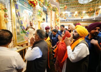 Governor and CM pays obeisance at Sri Harmandir Sahib and Sri Durgiana Mandir, pray for progress and prosperity of state