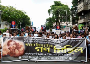 Three distressing phone calls were made to the parents of a doctor in Kolkata.