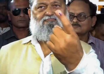 Anil Vij is heard singing ‘fikr ko dhuyen mein udata chala gaya.’