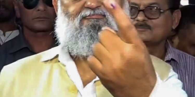 Anil Vij is heard singing ‘fikr ko dhuyen mein udata chala gaya.’