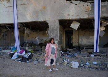 Israel considers military action against Iranian oil facilities.