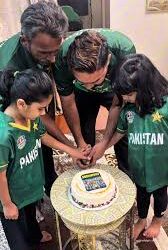 A Pakistani fan proudly sings India’s national anthem alongside his two daughters, expressing his aspiration for them to become champions like Harmanpreet Kaur.
