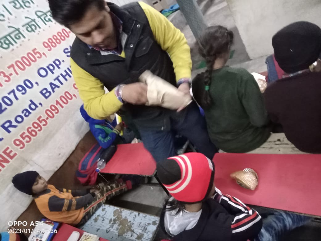 समाजसेवी संस्था श्री गणेश वेल्फेयर सोसाइटी बठिंडा द्रारा   पानर हाउस रोड़ पर झुगी-झोंपडीयों मे रहने वाले जरूरतमंद बच्चो कोखाने-पिने का सामान बाँटा गया।