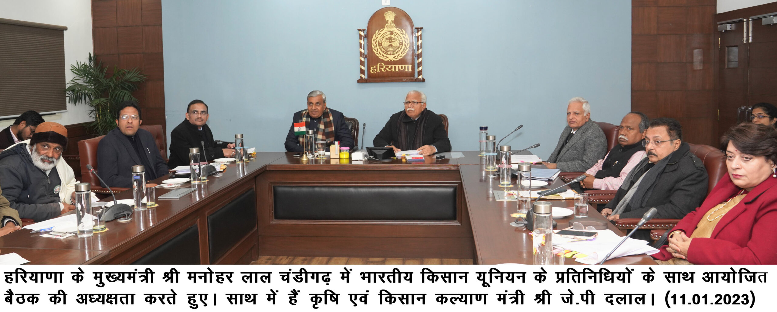 हरियाणा के मुख्यमंत्री श्री मनोहर लाल चंडीगढ़ में भारतीय किसान यूनियन के प्रतिनिधियों के साथ आयोजित बैठक की अध्यक्षता करते हुए। साथ में हैं कृषि एवं किसान कल्याण मंत्री श्री जे.पी दलाल।