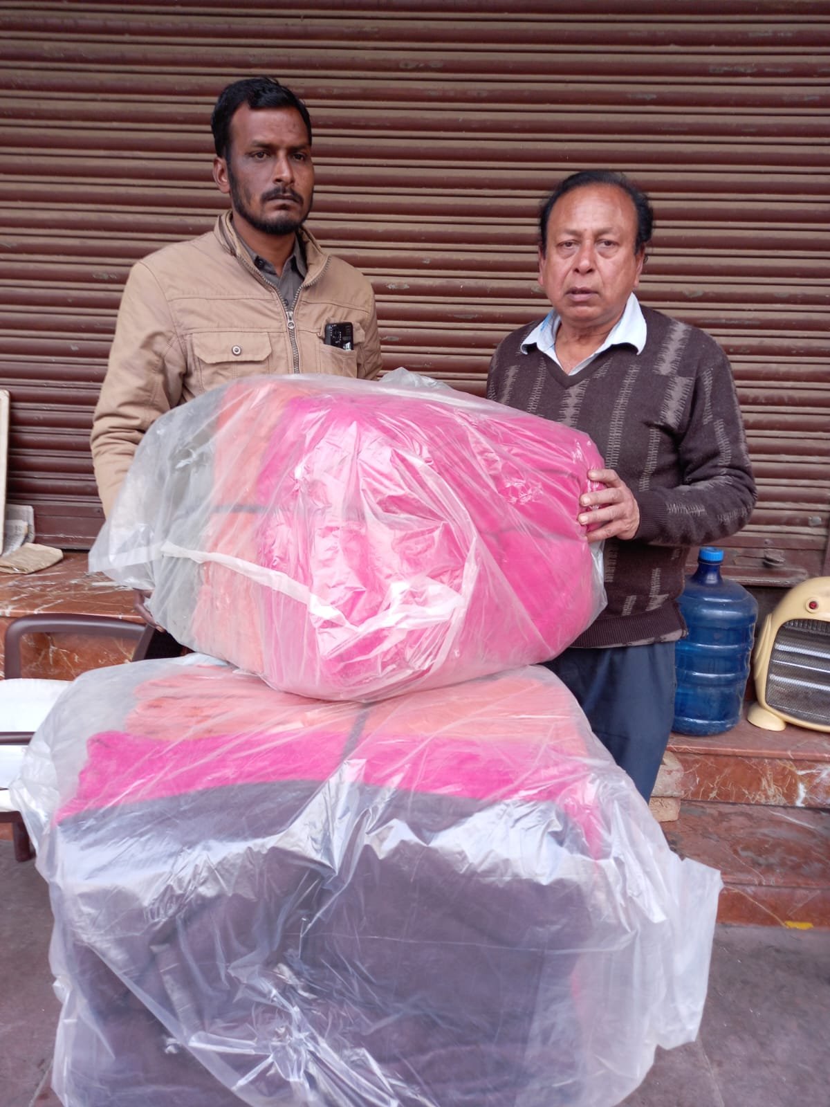 मानवता की सेवा में समर्पित सहारा जन सेवा को सहारा मुख्यालय पर आकर अशोक गोयल ने अपने भाई की स्मृति में सहारा के वरिष्ठ कार्यकर्ता जग्गा को 20 कंबल सहयोग में दिए सहारा द्वारा अशोक गोयल का आभार प्रकट किया गया